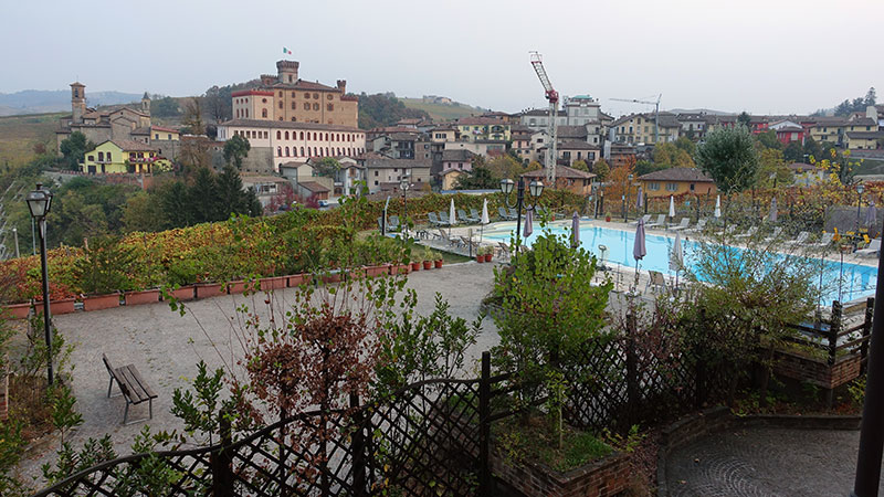Utsikt fra hotellrommet over landsbyen Barolo og hotellets sv�mmebasseng 