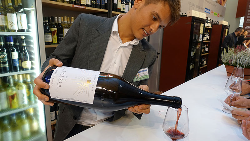 Barolo, ogs� kalt Kongenes Vin, serveres p� Tr�ffelfestivalen i Alba