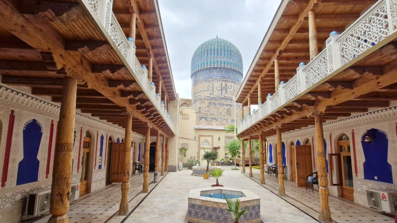 Hyggelig g�rdsrom i Samarkand, men vakker bl� kuppel i bakgrunnen