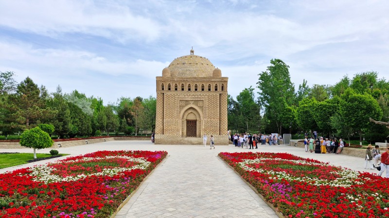Blomsterbed foran en gammel bygning i Bukhara