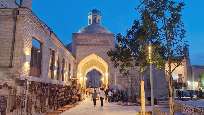 En hyggelig gate i Bukhara p� kveldstid