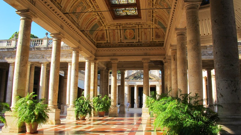 Vakre s�yler i et gammelt bygg i Montecatini Terme