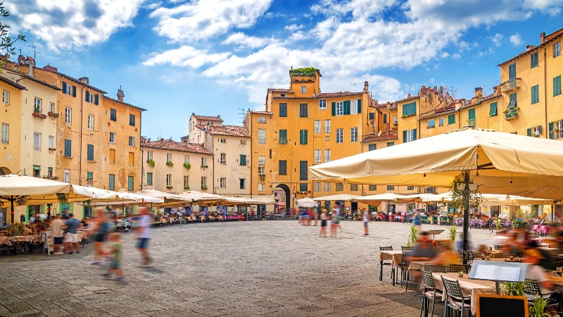 Hyggelig ovalt torg i Lucca 