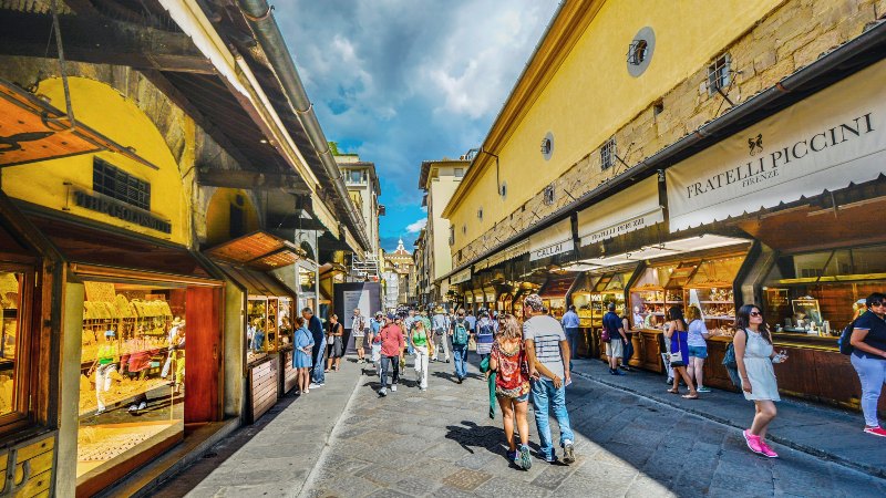 Sm� butikker og mennesker p� Ponte Vecchio