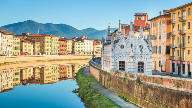 Gamle bygninger langs elven i Pisa