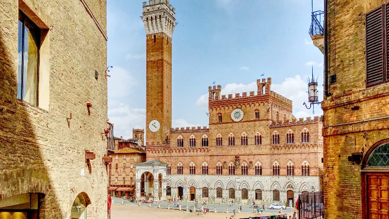 Gammelt torg i Siena