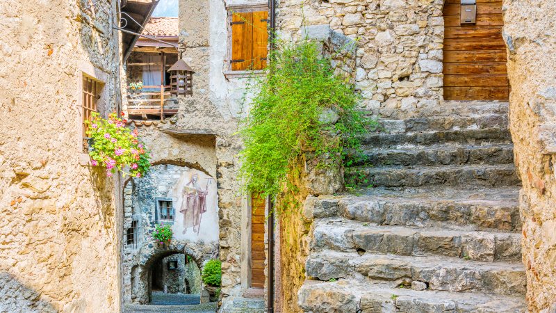 Steinhus i smal gate