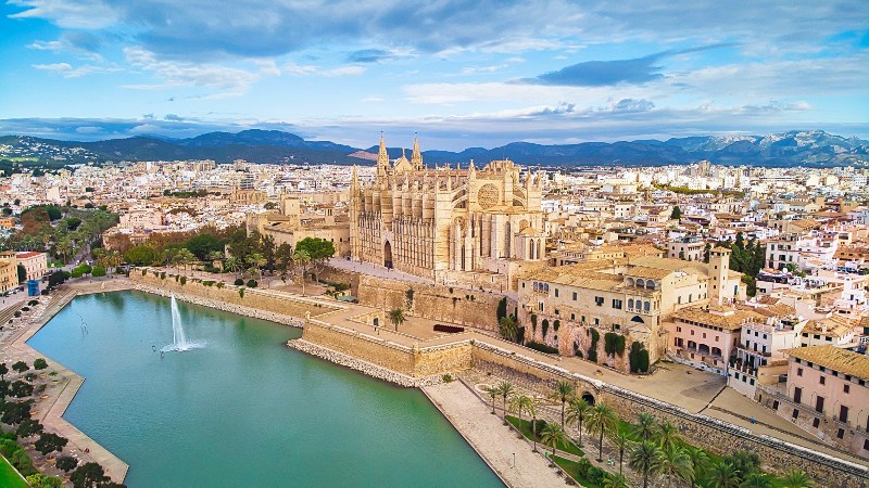 Utsikt over Palma by med katedralen tronende i forgrunnen