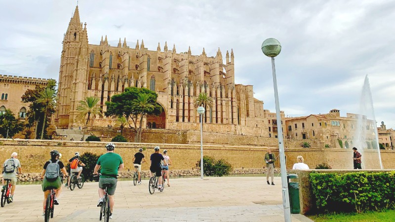Syklister sykler forbi katedralen La Seu i Palma