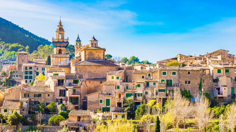 Fjellandsbyen Valldemossa med sine gamle sandfargede steinhus 