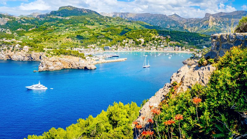 Vakker bukt p� Mallorca med seilb�ter og frodige fjellsider