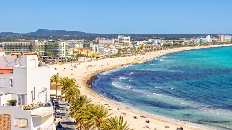 Lang sandstrand og strandpromenade i Port d'Alc�dia