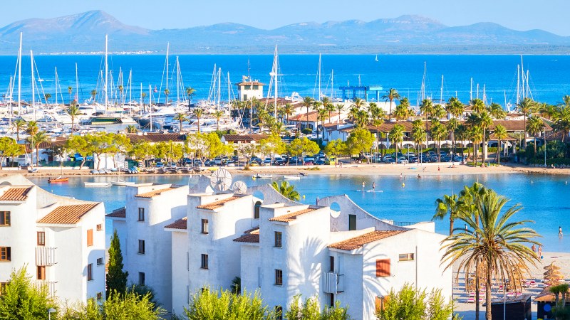 Hvite steinhus, seilb�ter og strand i Alc�dia