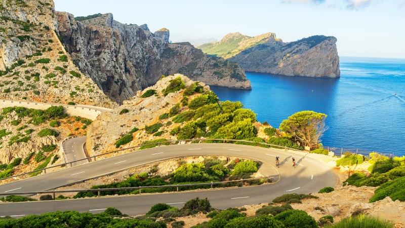 Fin svingete vei ved Cap Formentor, med bratte klipper og havet til siden