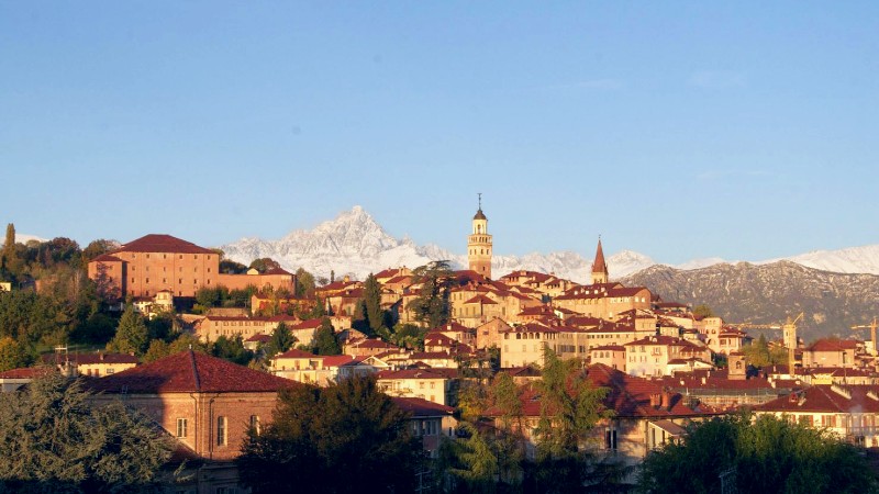saluzzo, med sn�dekte fjell i bakgrunnen