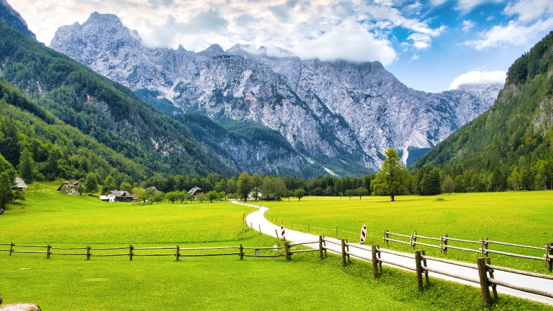 Logardalen Logardalen med mektige alpefjell i bakgrunnen