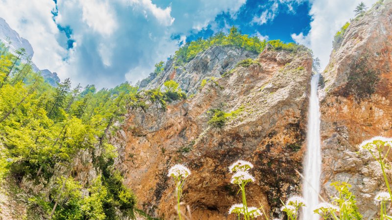Rinka-fossen Fossefall stuper ned bratte fjellsider