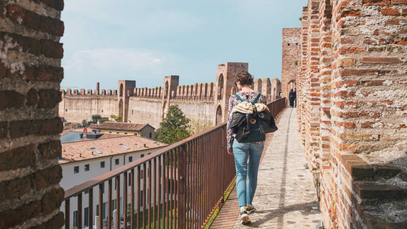 Person vandrer p� Cittadellas bymur