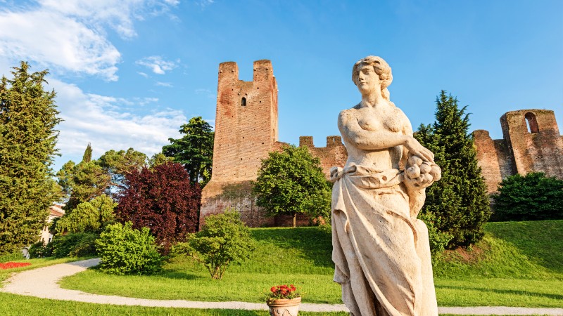 Statue og deler av borgen i Castelfranco Veneto