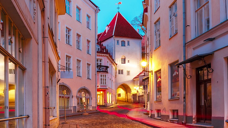 Vakker opplyst middelaldergate i gamlebyen i Tallinn