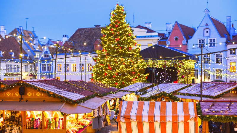Julemarked med stort juletre i midten