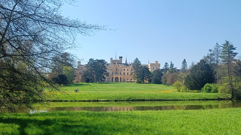 Lednice-slottet med dam og landskap