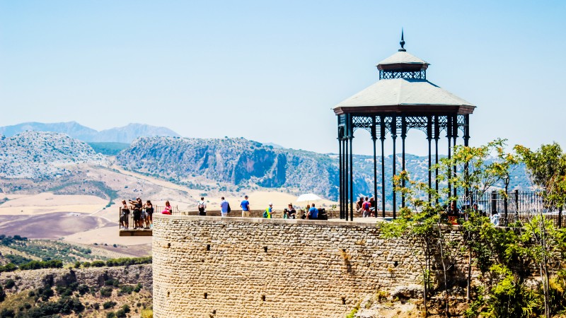 Ronda mennesker på et utsiktspunkt