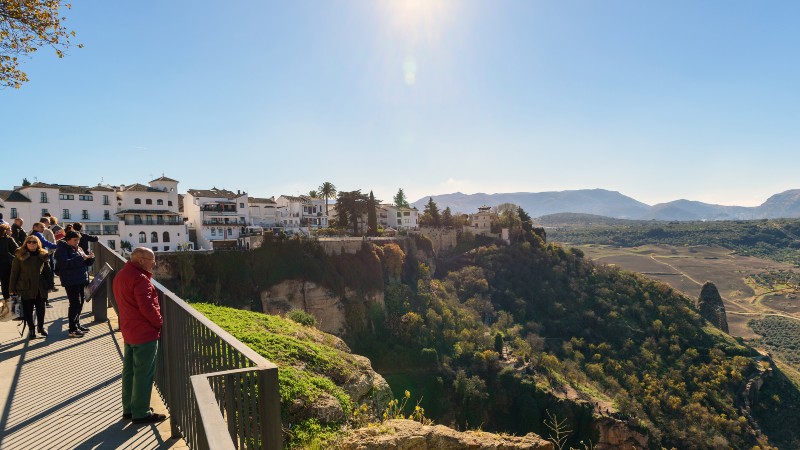 Ronda mann som kikker utover landskapet