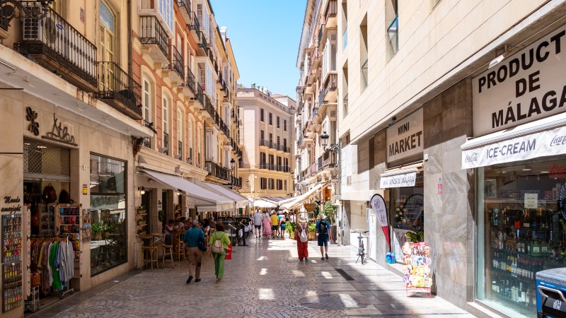 Málaga sentrum mennesker som går i en handlegate