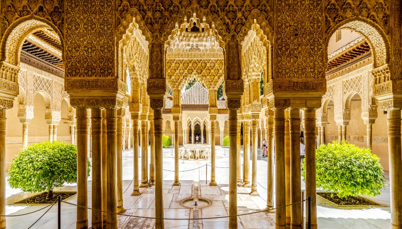 Alhambra i Granada søyler og utsmykninger i et byggverk