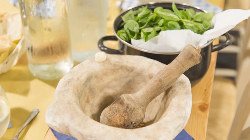 mortel og kjele med basilikum for � kokkelere