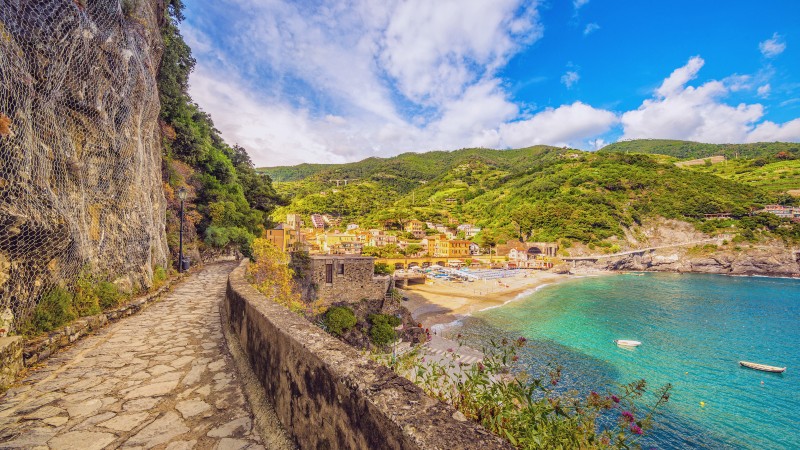 steinsti , b�ter, sj� og bygninger i det fjerne