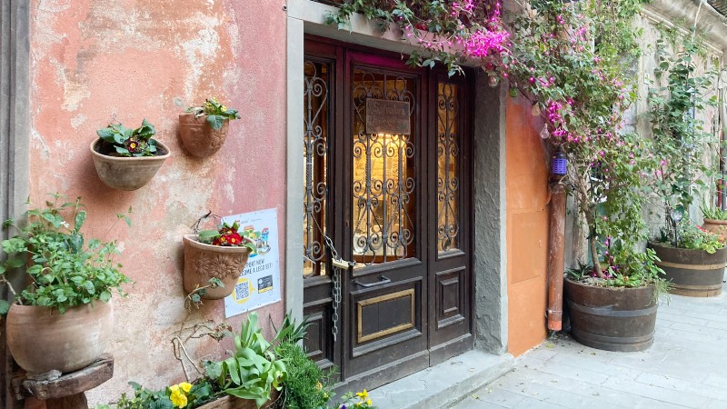 gamle bygningsvegger dekorert med blomsterkasser