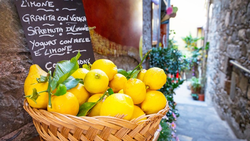 gule sitroner i en kurv