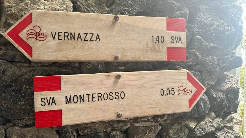 veibskrivelse i tre hengende i steinveggen