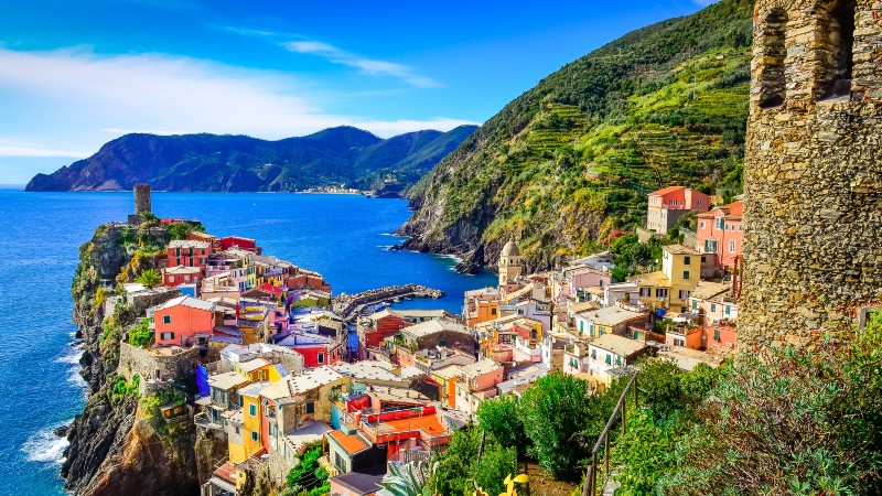 gr�nt landskap, fargerike bygninger, hav og gr�nne �ser