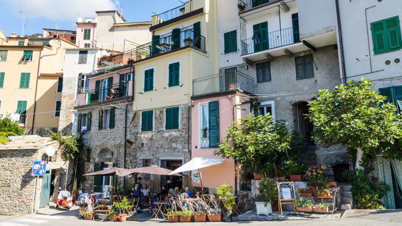 husrekke med balkonger og farger samt restaurant og cafeer p� bakkeniv�