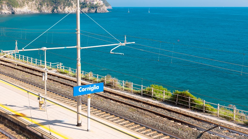 togsport og skinner med havet rett ved siden av 