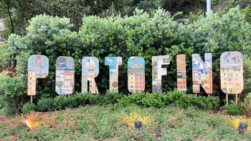 Bokstaver satt opp blant gr�nne busker med navnet til byen Portofino