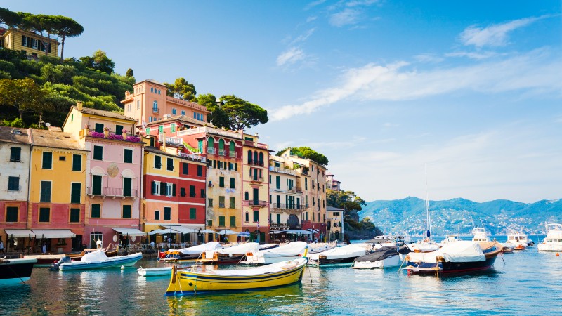 Fargerike hus og b�ter 