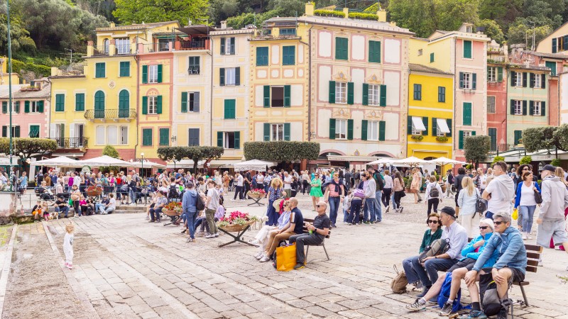 mange mennesker som sitter p� torget