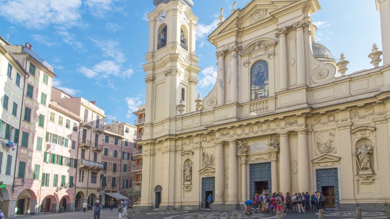 kirke, mennesker og andre bygninger