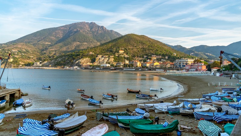 b�ter, strand og bygninger