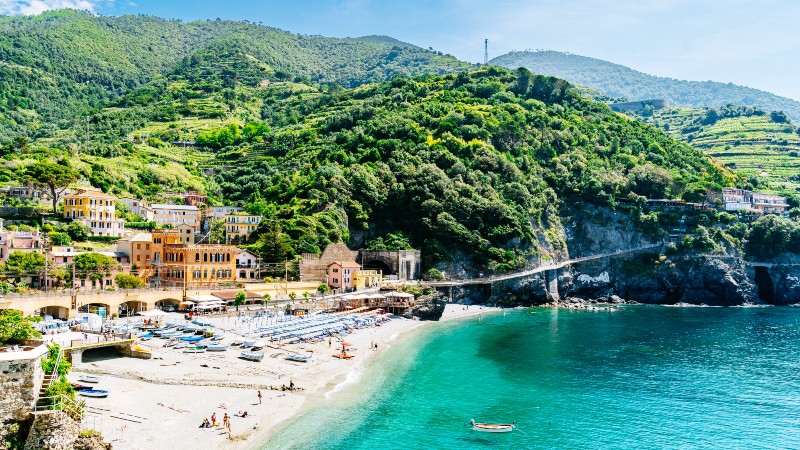 strand og bygniner med gr�nne �ser