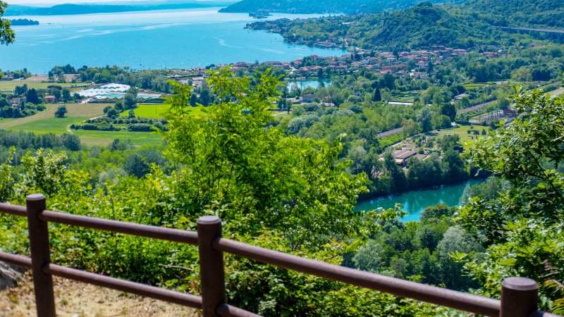 gjerde, sti og utsikt mot tr�r, sj� og bebyggelse