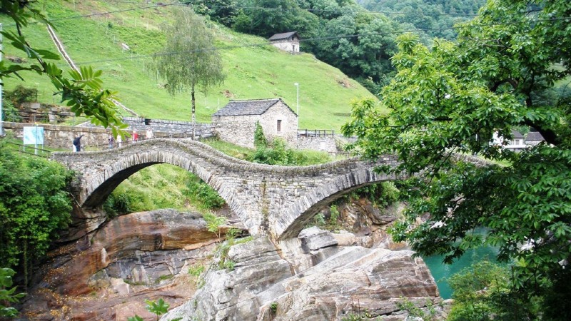 steinbro, hus og elv