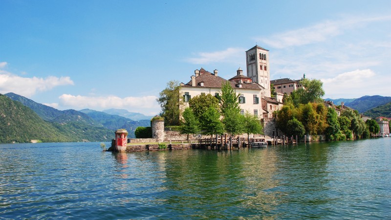 sj� og hus ute i sj�en 