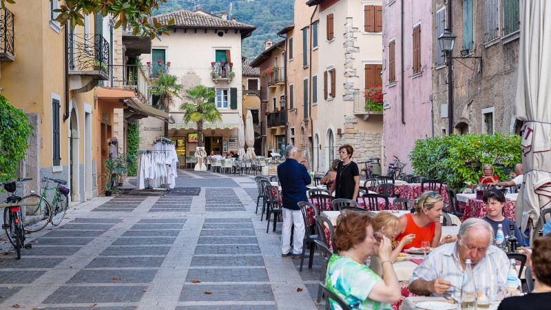 gate, folk og restauranter
