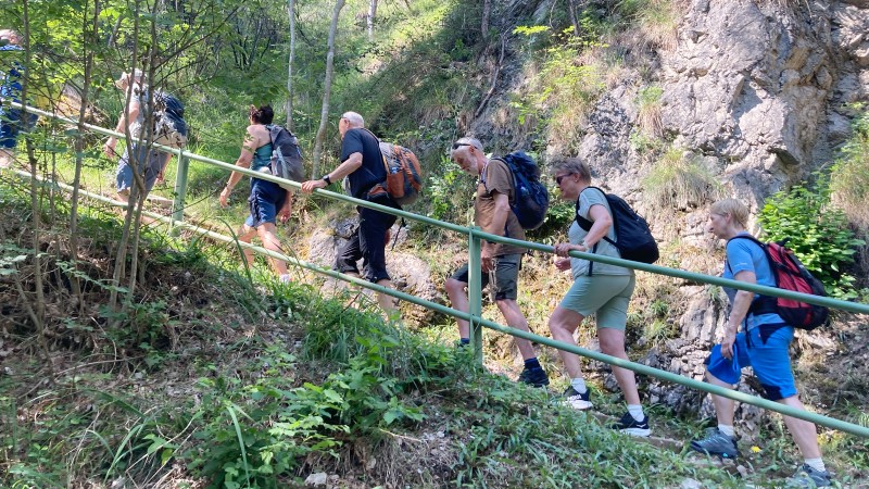 mennesker som vandrer i Limone