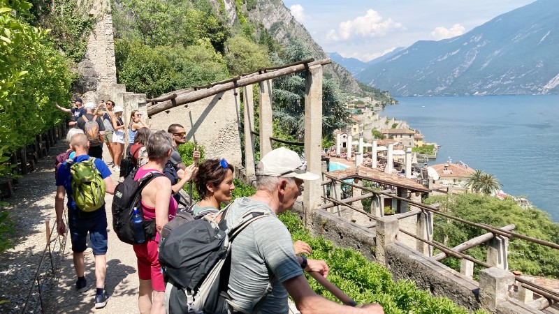 mennesker som skuer utover Gardasj�en i Limone